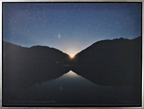 Siebengestirn über dem Sylvensteinsee - Leinwandbild mit Rahmung, 63x83 cm