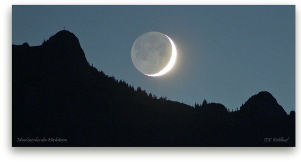 Mond zwischen den Kirchsteinen - Leinwandbild, 50x100 cm