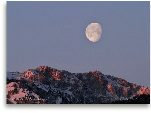 Abnehmender Mond über der Benediktenwand - Leinwandbild, 50x70 cm